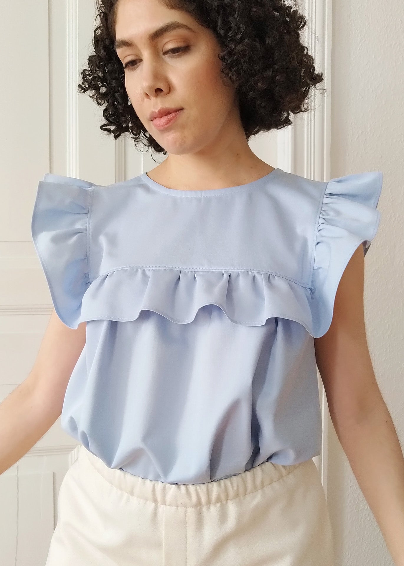Hana – Ruffle Blouse in Sky Blue - 100% Cotton (organic) / 100 % Baumwolle (Bio)