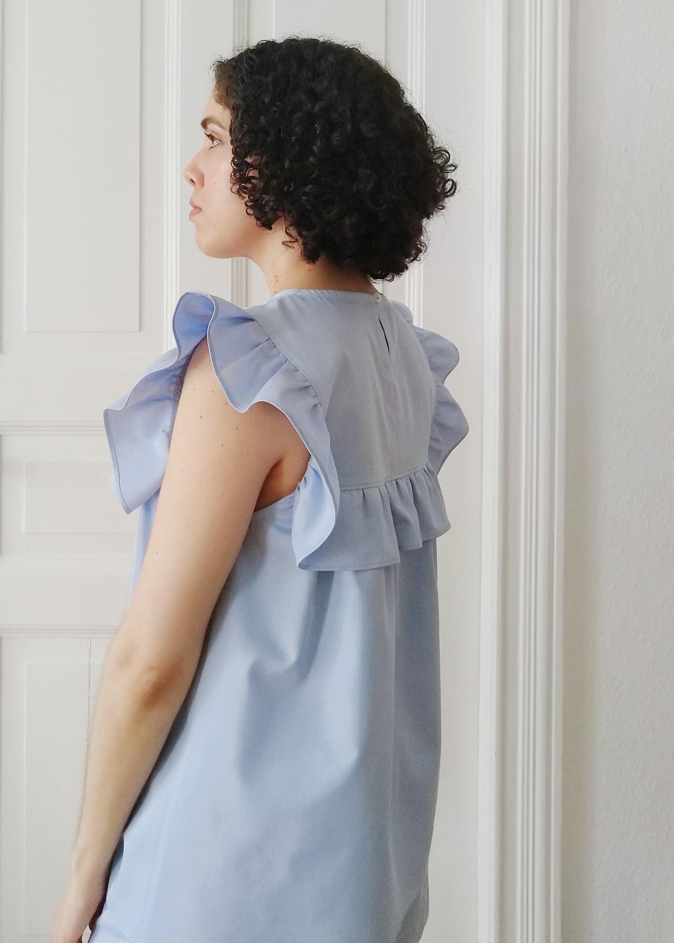 Hana – Ruffle Blouse in Sky Blue - 100% Cotton (organic) / 100 % Baumwolle (Bio)