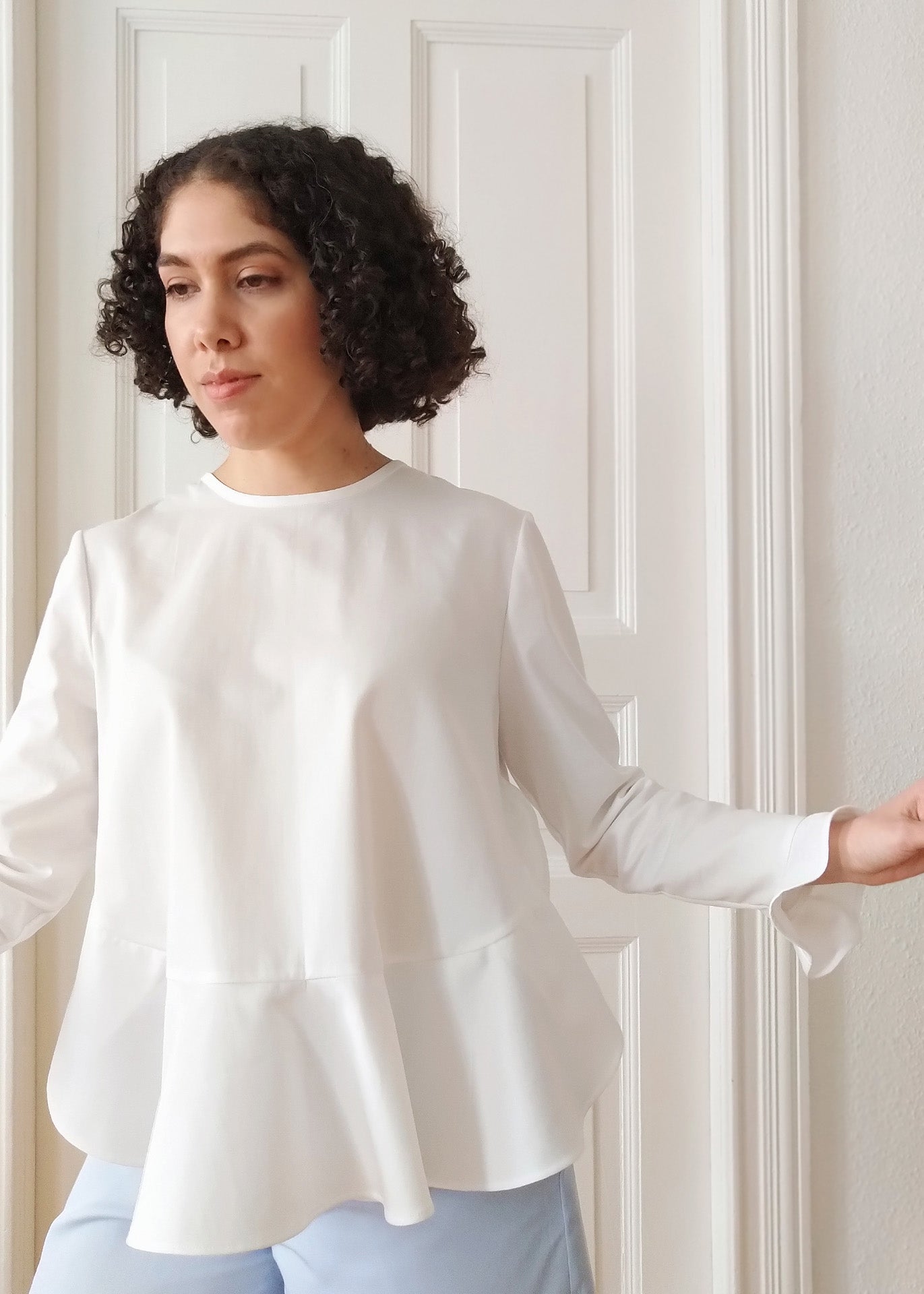 Mara – Long Sleeves Ruffles Top in White - 100% Cotton (organic) / 100 % Baumwolle (Bio)