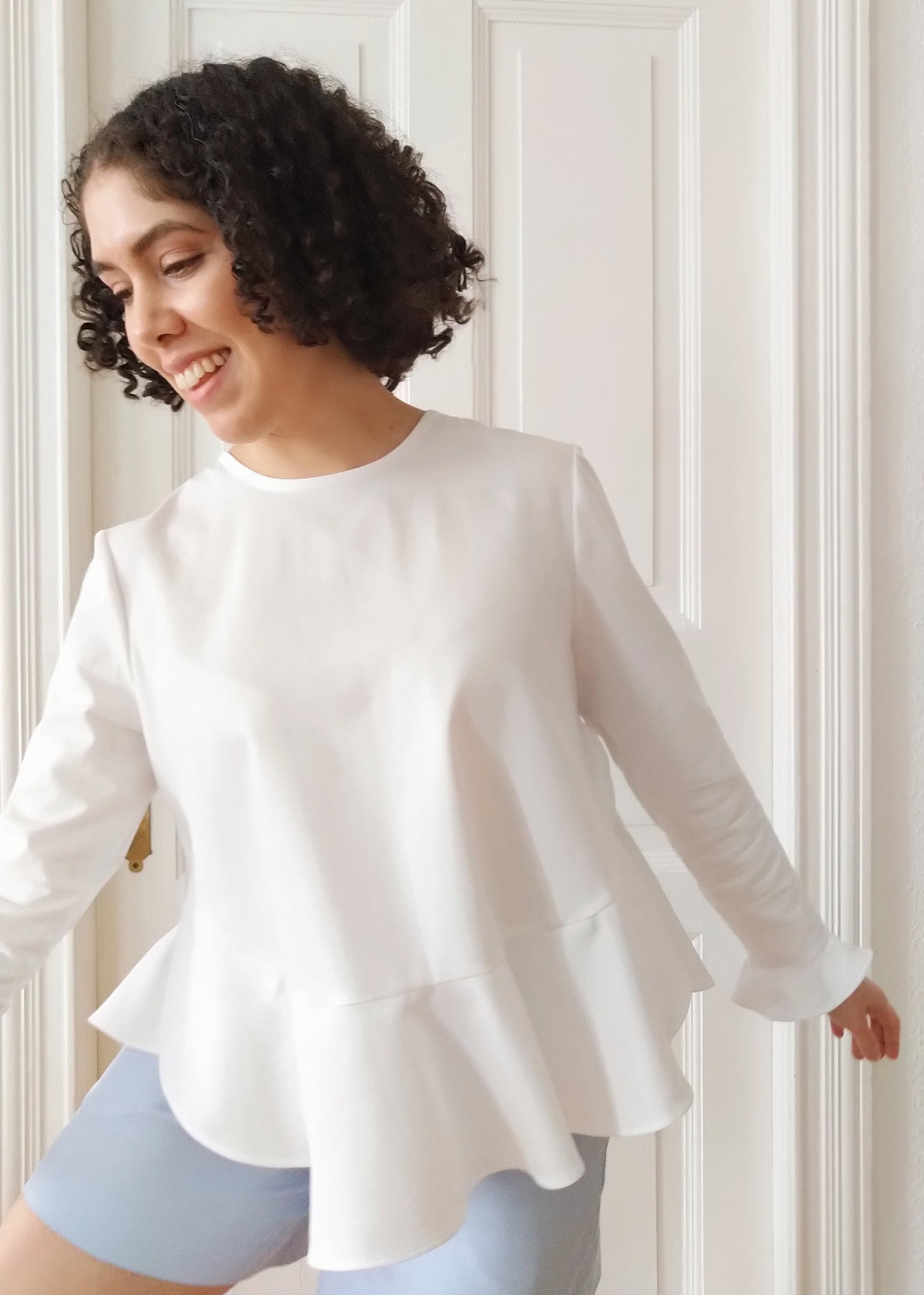 Mara – Long Sleeves Ruffles Top in White - 100% Cotton (organic) / 100 % Baumwolle (Bio)