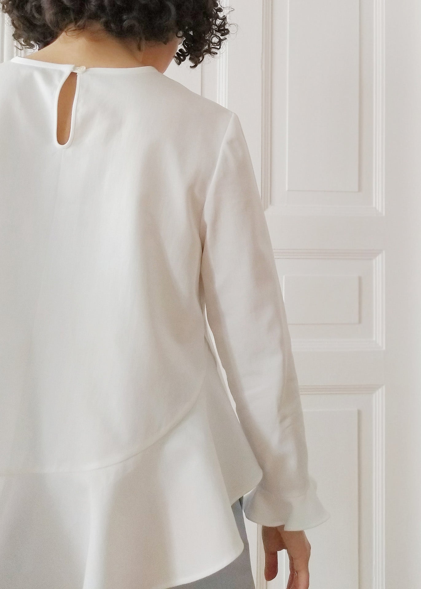Mara – Long Sleeves Ruffles Top in White - 100% Cotton (organic) / 100 % Baumwolle (Bio)