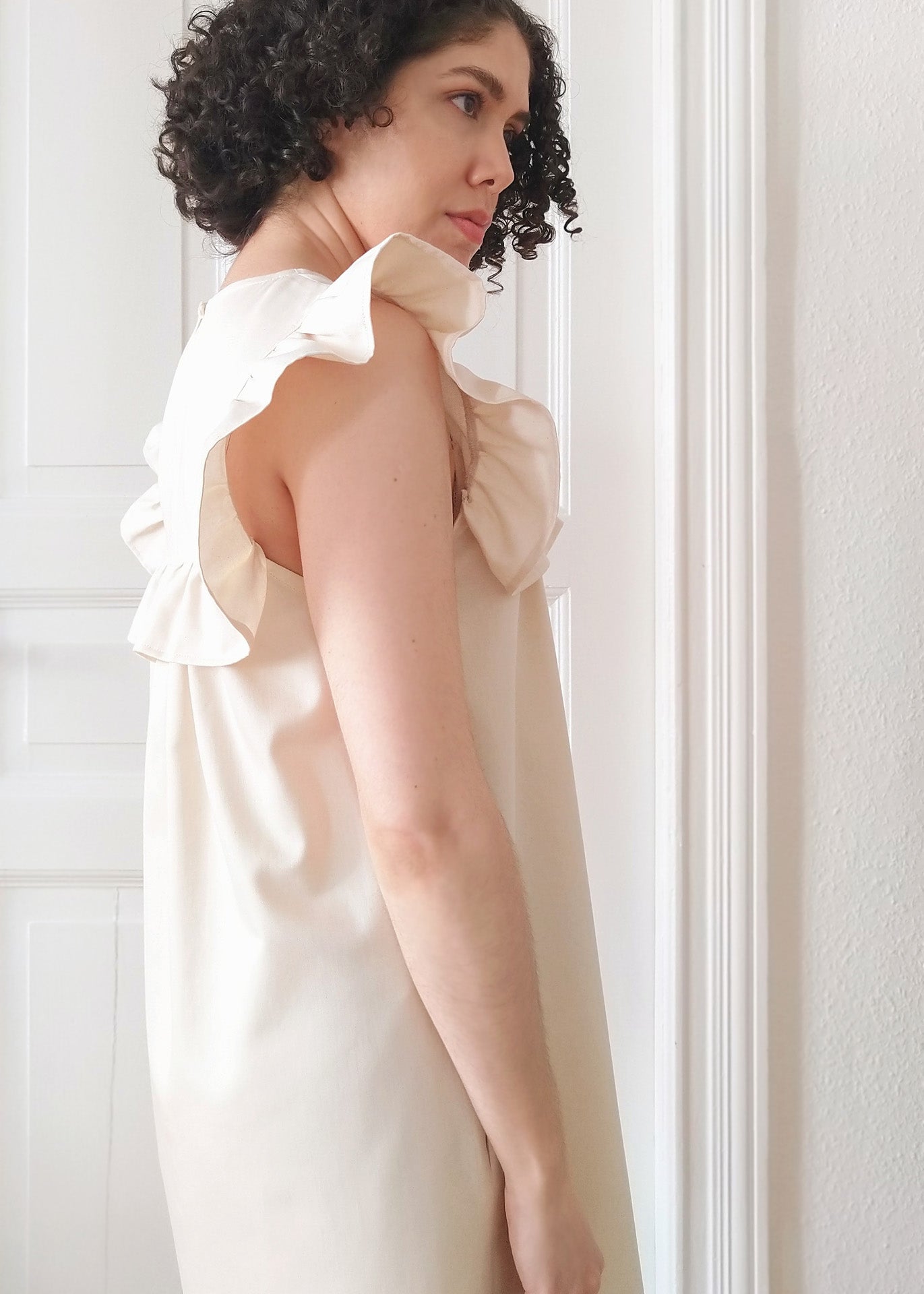 Hana – Ruffle Mini Dress in Ecru - 100% Cotton (organic) / 100 % Baumwolle (Bio)