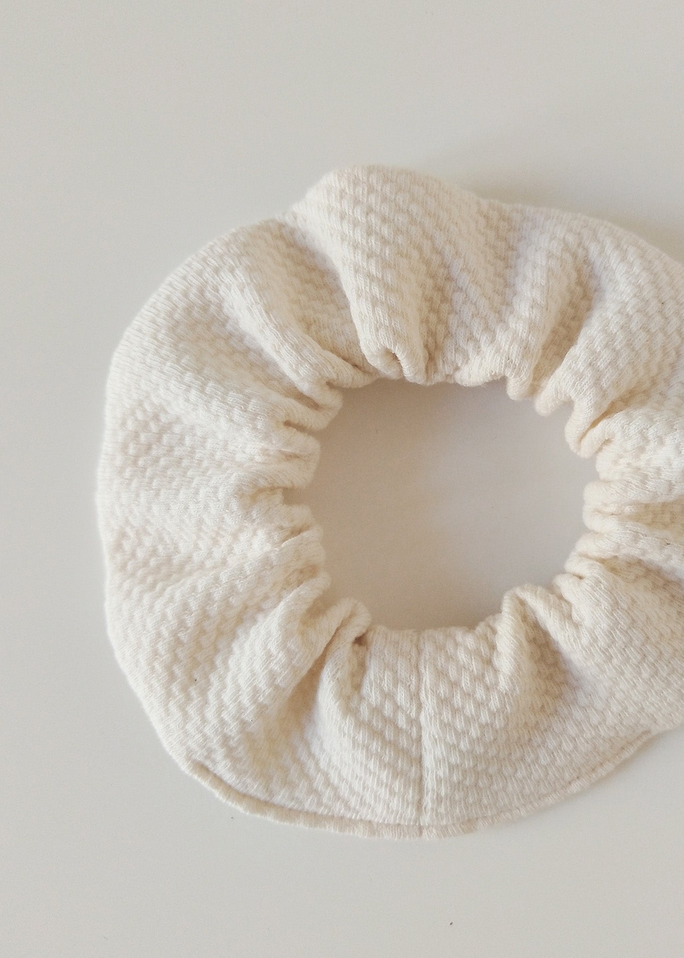 Organic Cotton Scrunchie - Ivory Jacquard - 100% Cotton (organic) / 100 % Baumwolle (Bio)
